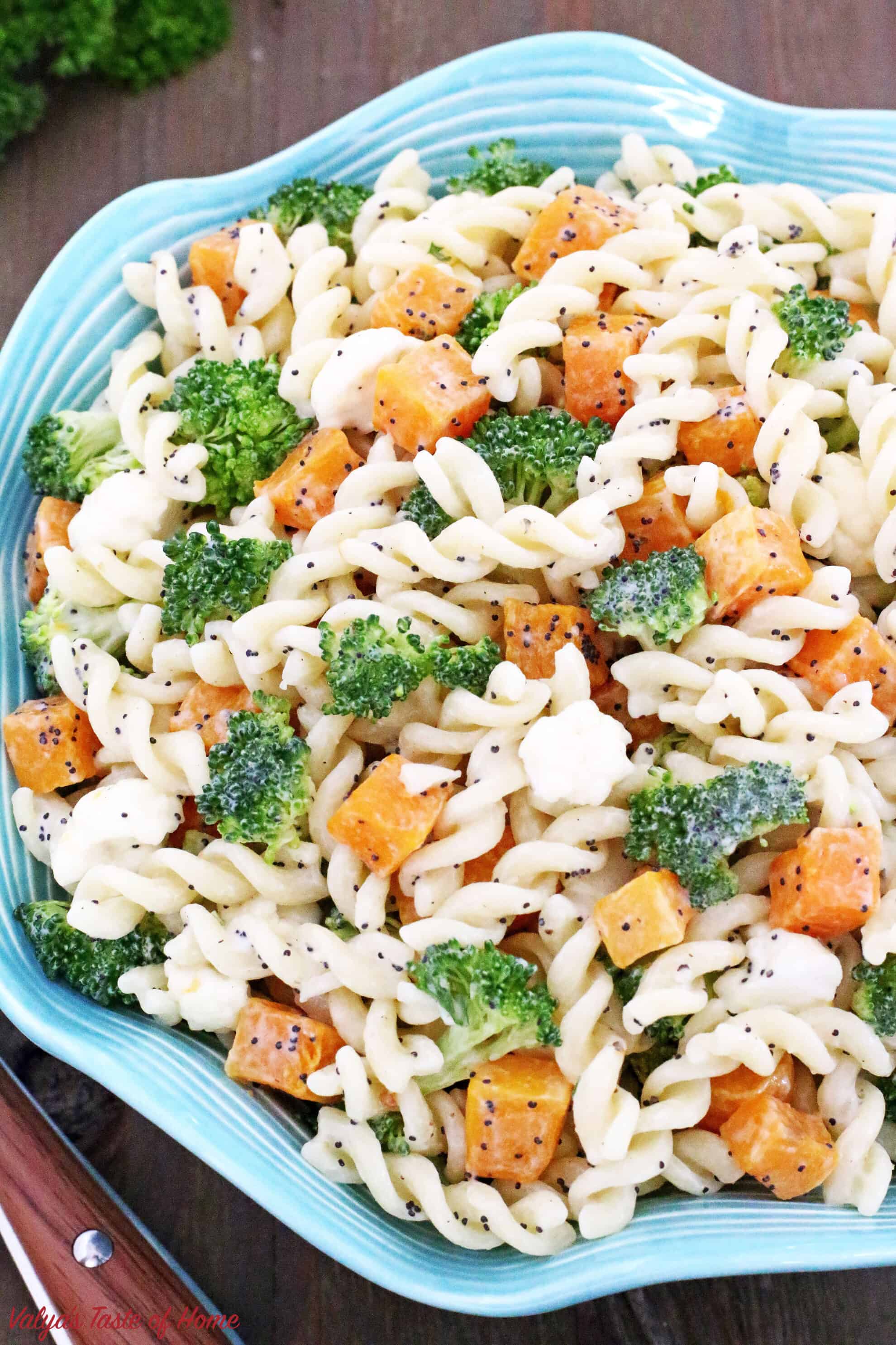 This make ahead, and crowd-pleasing of the Butternut Squash Pasta Salad side dis is another gem in a Thanksgiving spread. Or any gathering, really. Organic pasta tossed with fresh broccoli, cauliflower, roasted butternut squash and dressed with homemade ranch makes this salad taste absolutely incredible! #butternutsquashpastasalad #winterpastasalad #thanksgivingpastasalad #coldfallpastasalad