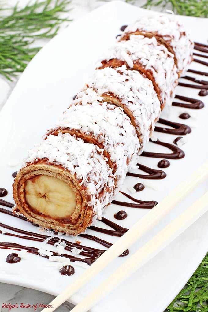 What can be better than sushi? Dessert sushi, folks! This Easy Banana Nutella Sushi Rolls require no baking and comes together in no time! A banana rolled in a honey tortilla, spread with Nutella, coated with coconut shaving make the best snack, and you’ve got an irresistibly legit pleaser on your hands. Sushi’s better half!