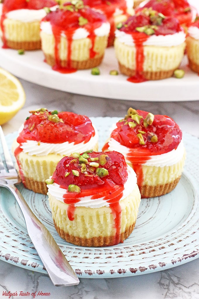 The best part is that this recipe is seriously foolproof, and you’ll get mini cheesecakes that are absolutely perfect in texture each time! They have the perfect creamy, smooth texture with the most delicious buttery crust.