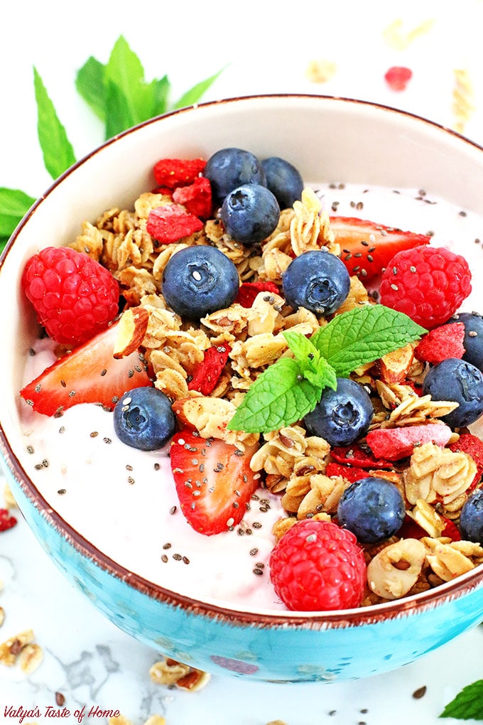 This easy and delicious Berry Granola Greek Yogurt Bowl recipe is packed with protein, calcium, vitamins, minerals and loaded with fresh fruit. It’s perfect for breakfast, healthy snack, dessert, or even meal replacement.