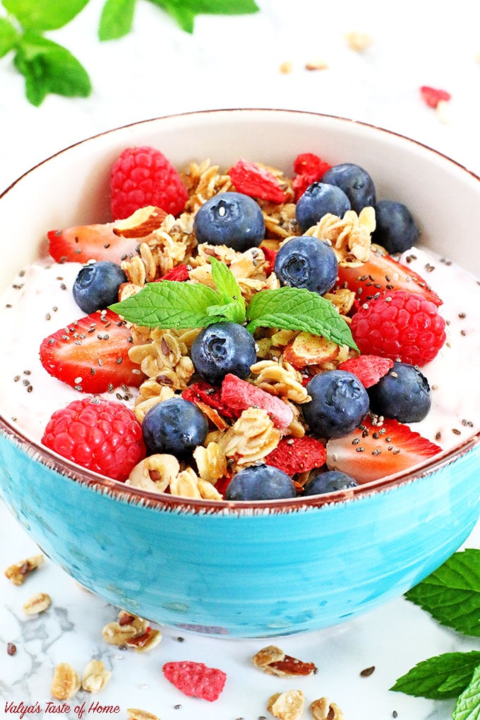 This easy and delicious Berry Granola Greek Yogurt Bowl recipe is packed with protein, calcium, vitamins, minerals and loaded with fresh fruit. It’s perfect for breakfast, healthy snack, dessert, or even meal replacement. 