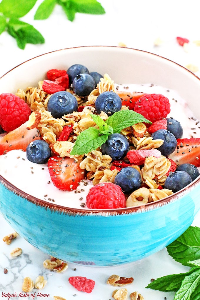 This easy and delicious Berry Granola Greek Yogurt Bowl recipe is packed with protein, calcium, vitamins, minerals and loaded with fresh fruit. It’s perfect for breakfast, healthy snack, dessert, or even meal replacement.