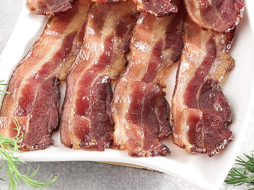 https://www.valyastasteofhome.com/wp-content/uploads/2019/11/How-to-Make-Perfect-Quick-and-Easy-Oven-Broiled-Bacon-2-500x375.jpg