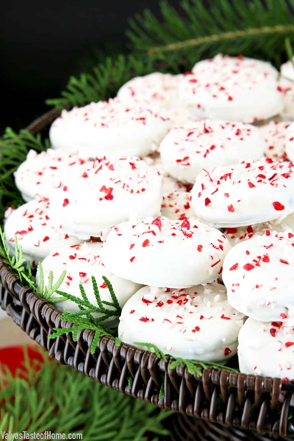 #whitechocolatepeppermintoreos
#chocolatedippedoreos #oreodippedinchocolate #valyastasteofhome