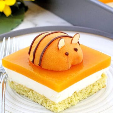 This delicious cake is the perfect way to celebrate a beehive-themed party or to take for the kids. Not only does it look incredible on the table, but it tastes amazing too! 