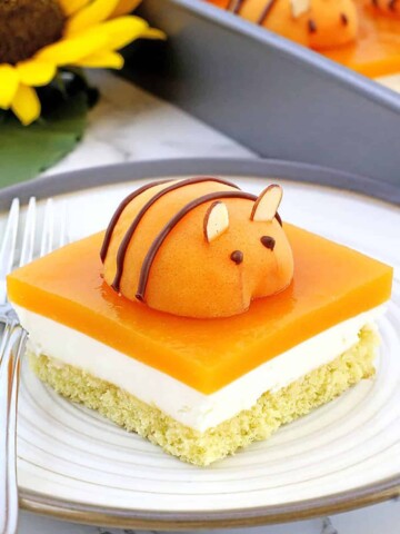 This delicious cake is the perfect way to celebrate a beehive-themed party or to take for the kids. Not only does it look incredible on the table, but it tastes amazing too! 
