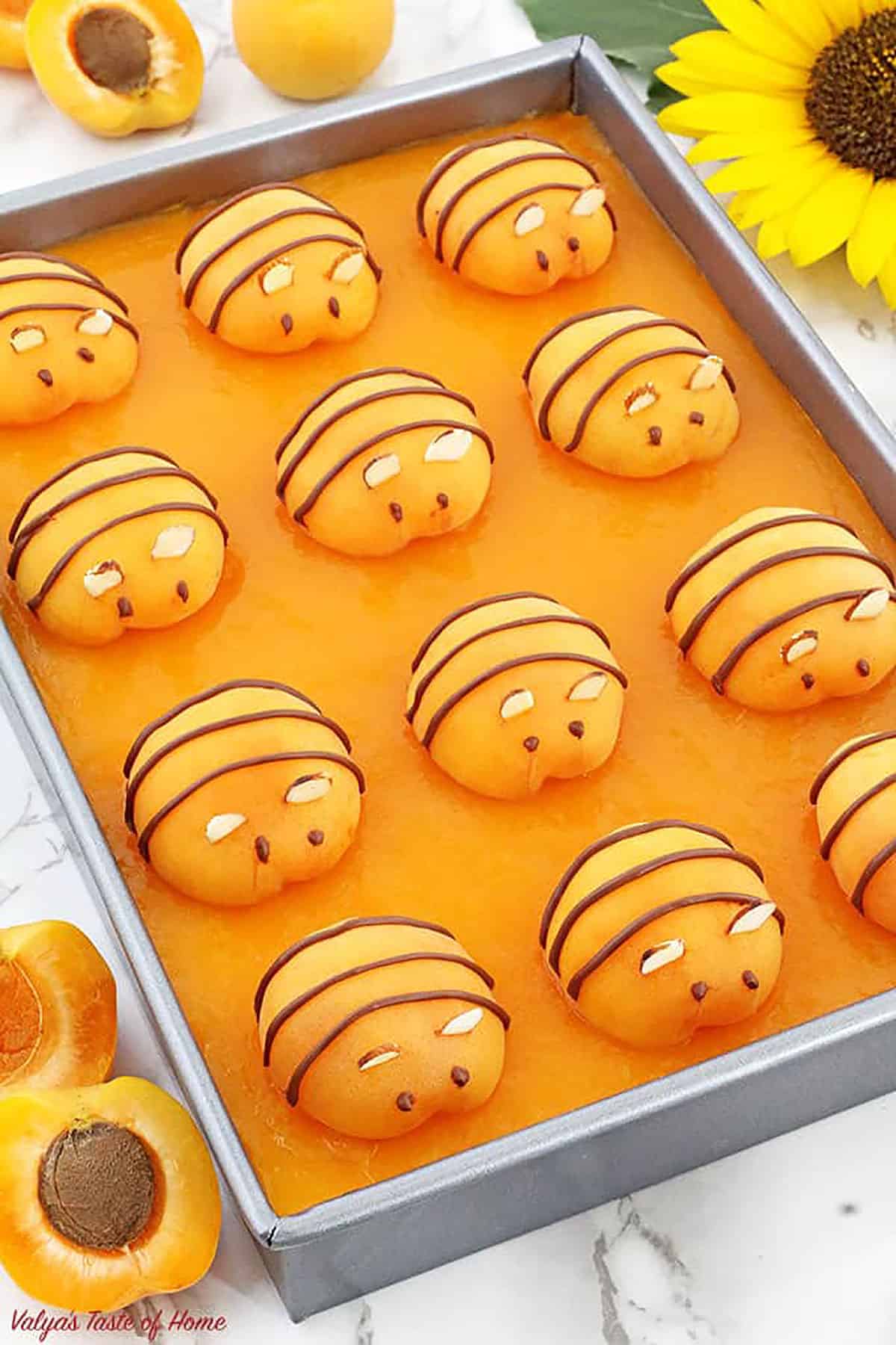 It features little bees made using apricots, with chocolate stripes, and sliced almonds for an almond topping to make the bees’ wings!