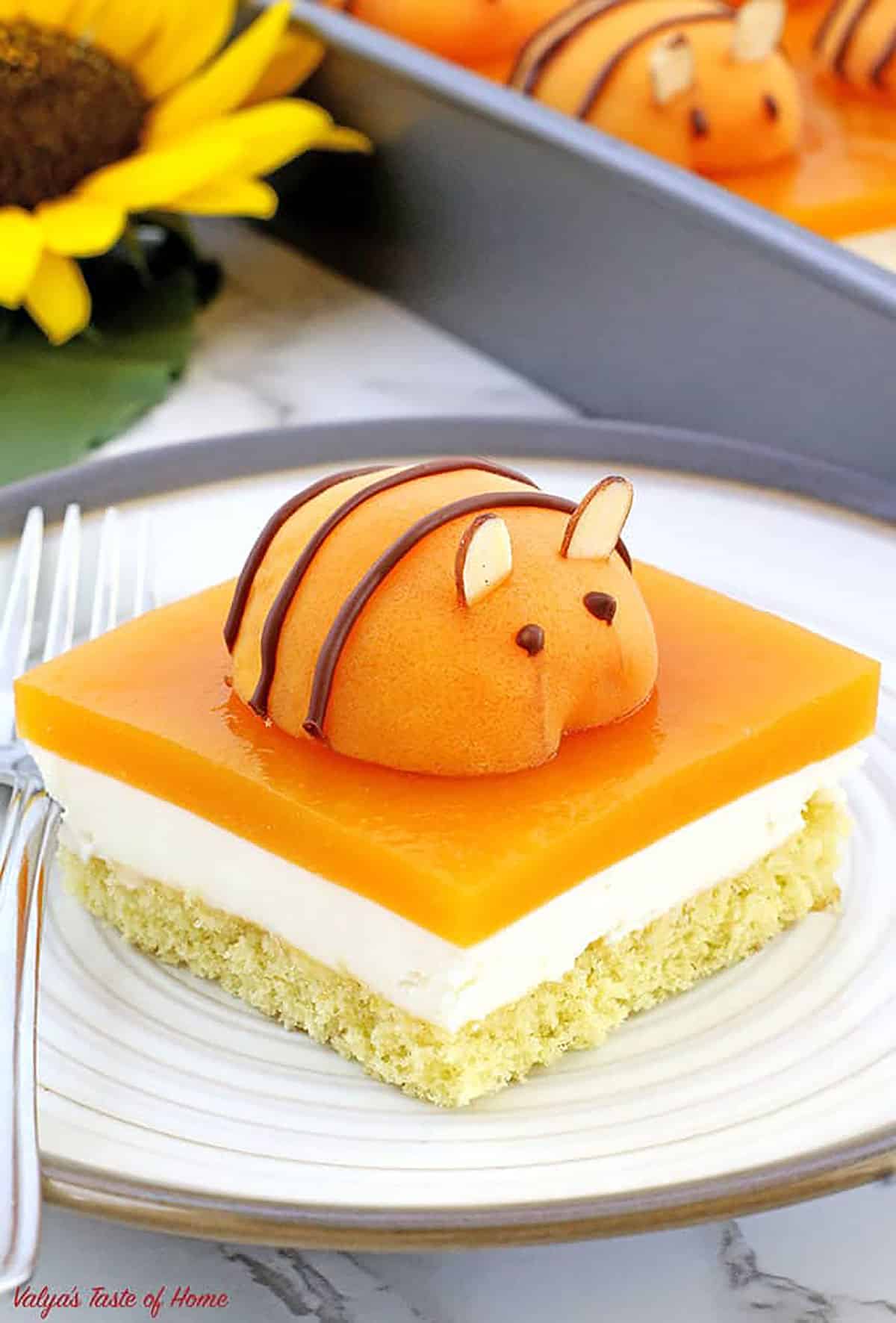 This delicious cake is the perfect way to celebrate a beehive-themed party or to take for the kids. Not only does it look incredible on the table, but it tastes amazing too!