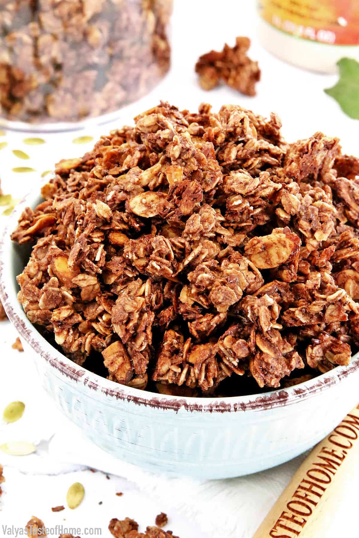Do you like flavored granola? Are you still buying chocolate granola at the store? Did you know that it is super easy and much healthier to make it yourself at home? And the homemade version is unbeatable. This is The Best Healthy Dark Chocolate Granola Recipe you'll ever try! And also clean, fresh, and healthy.