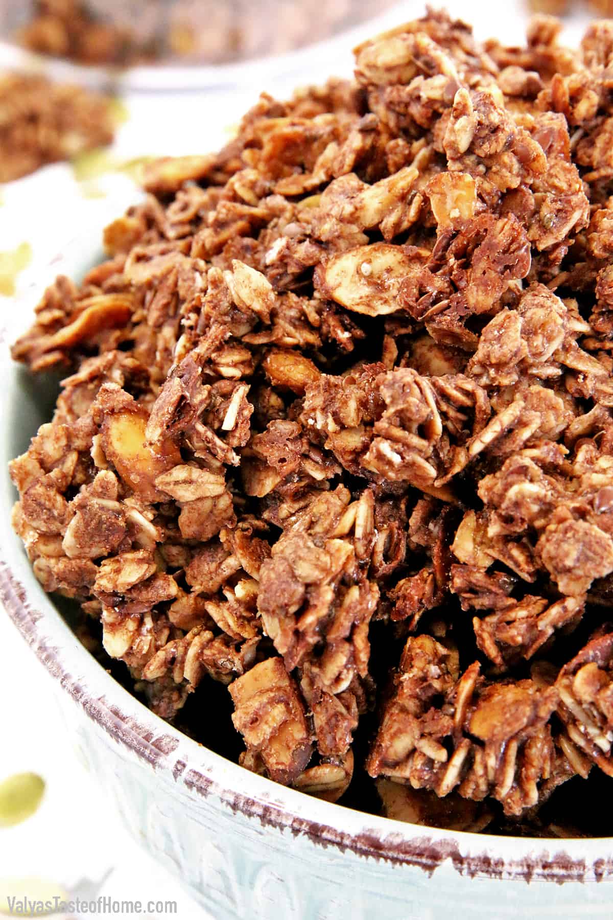 Do you like flavored granola? Are you still buying chocolate granola at the store? Did you know that it is super easy and much healthier to make it yourself at home? And the homemade version is unbeatable. This is The Best Healthy Dark Chocolate Granola Recipe you'll ever try! And also clean, fresh, and healthy. 