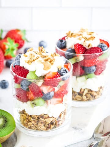 This 10-minute cottage cheese parfait recipe has the creamy texture of the cottage cheese combined with the freshness of the fruit for a powerful energy boost.