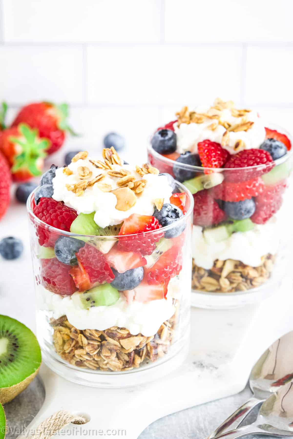 This 10-minute cottage cheese parfait recipe has the creamy texture of the cottage cheese combined with the freshness of the fruit for a powerful energy boost.