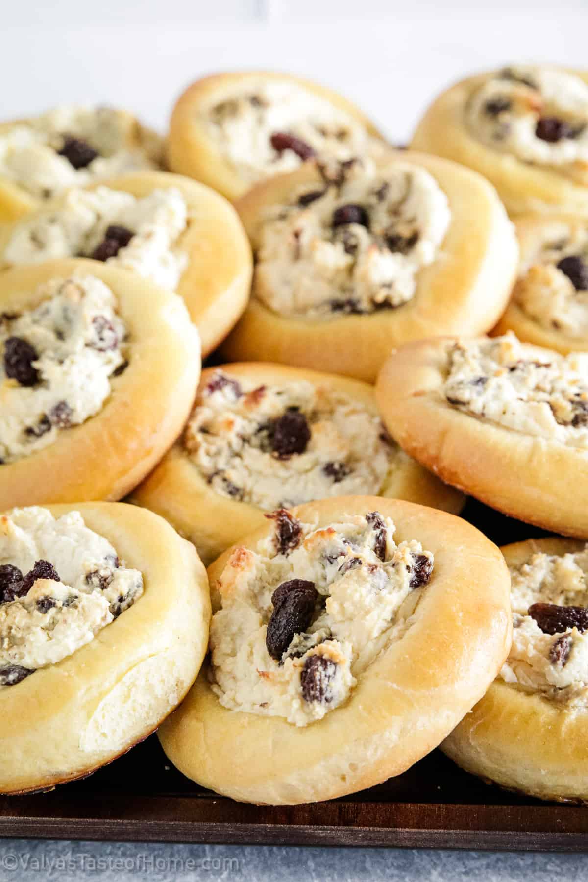 Sweet buns are a type of pastry made with slightly sweet yeast dough and filled with farmer's cheese and raisins. 