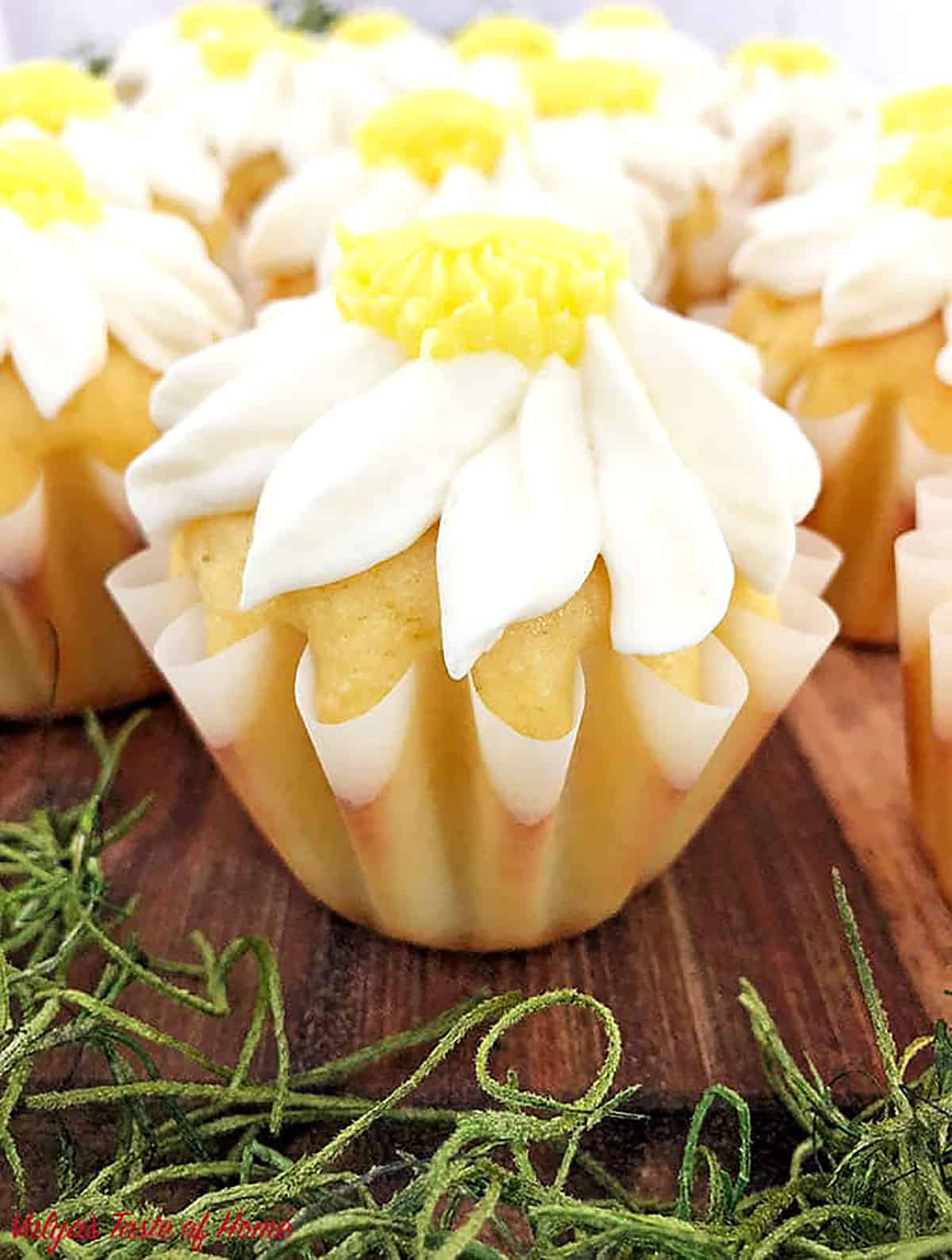 Place the decorated cupcakes into a storage container and close it tightly with a lid.