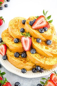 This classic French toast recipe is no exception, combining the rich tastes of eggs, sugar, and vanilla essence to produce a pleasant and comfortable dish.