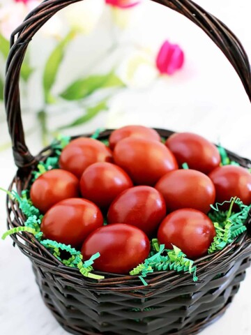 There’s no need to buy expensive store-bought dyeing kits to make these beautiful, dyed Easter eggs. In fact, you don’t even need to use liquid food coloring. All you need is some vegetable scraps to make the prettiest Naturally Dyed Easter eggs you’ve ever seen.