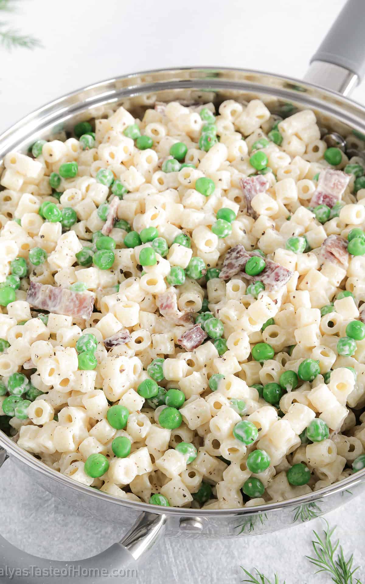 This pasta with bacon and peas recipe is special because it is so easy to make, yet still incredibly delicious.