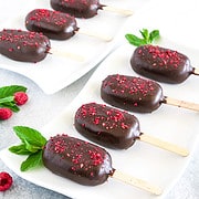 Cakesicles are a version of cake pop and have won over the tastes and hearts of dessert lovers all around the world, and it's easy to see why.