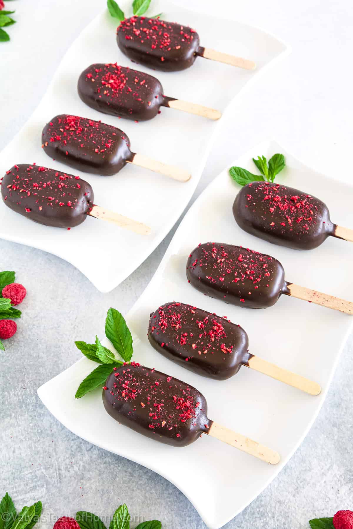 Cakesicles can be embellished with different toppings and coatings, such as melted chocolate, candy melts, sprinkles, or edible glitter, after chilling or short freezing to firm them.