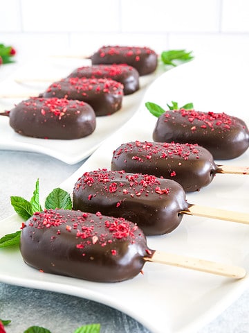 With their appealing popsicle-like shape and smooth chocolate coating, these cakesicles are not only visually appealing but also a joy to have! 