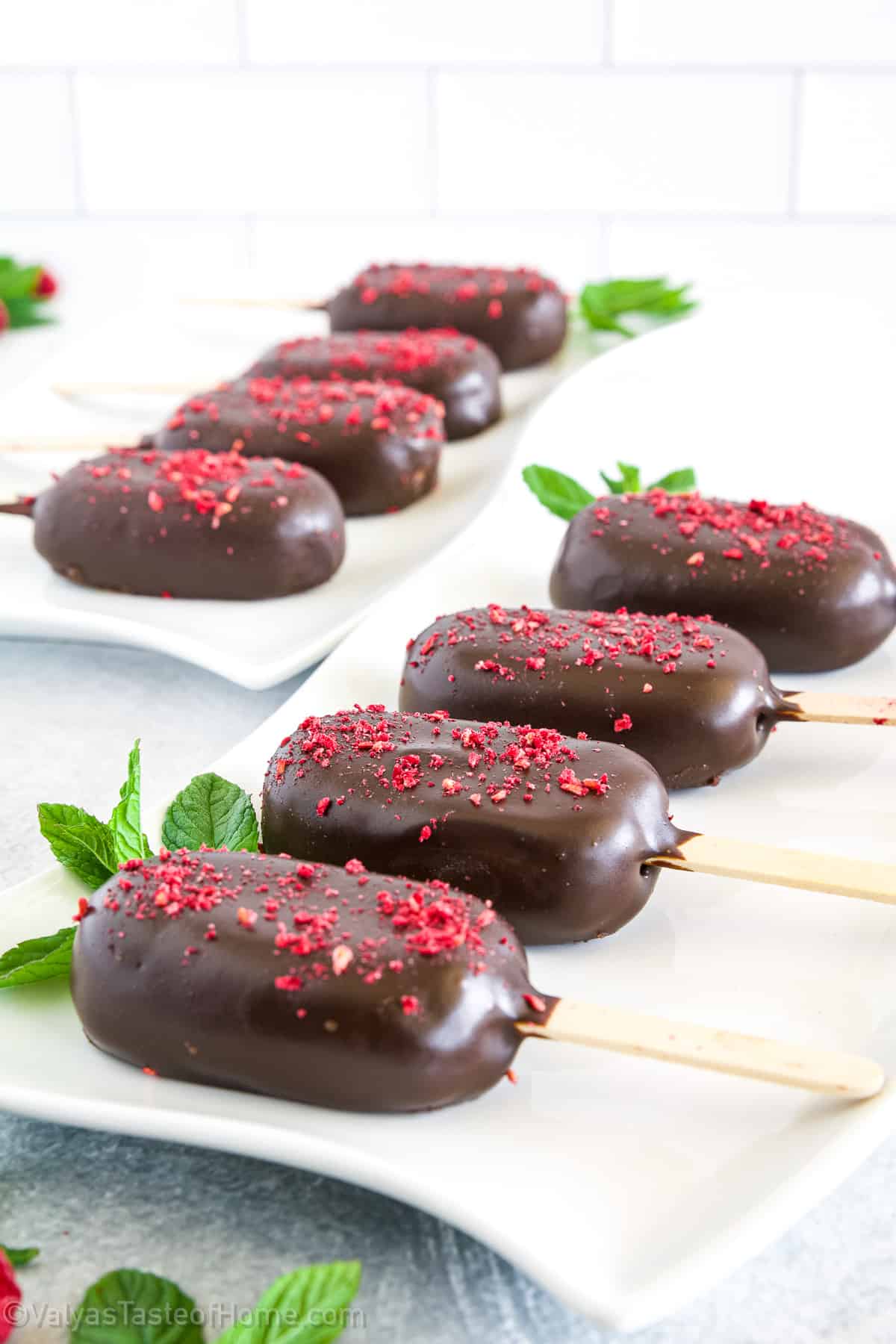 With their appealing popsicle-like shape and smooth chocolate coating, these cakesicles are not only visually appealing but also a joy to have! 