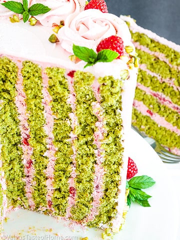 If you love matcha latte, then you’ll absolutely fall in love with this matcha cake recipe!