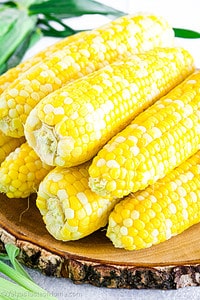 Corn on the cob is a dish made by boiling or grilling fresh corn ears and serving them with butter, salt, and other seasonings.