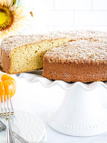 The cake’s rich flavor, combined with the sweet and crumbly topping, makes for a dessert that’s perfect for any occasion, from a cozy family gathering to an elegant holiday feast. 