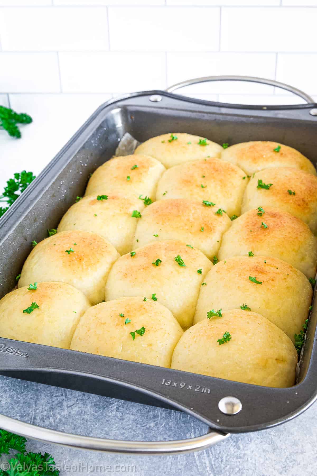 These garlic dinner rolls are a versatile dish that combines the comforting taste of bread with the savory flavor of garlic and you’re going to absolutely love them!