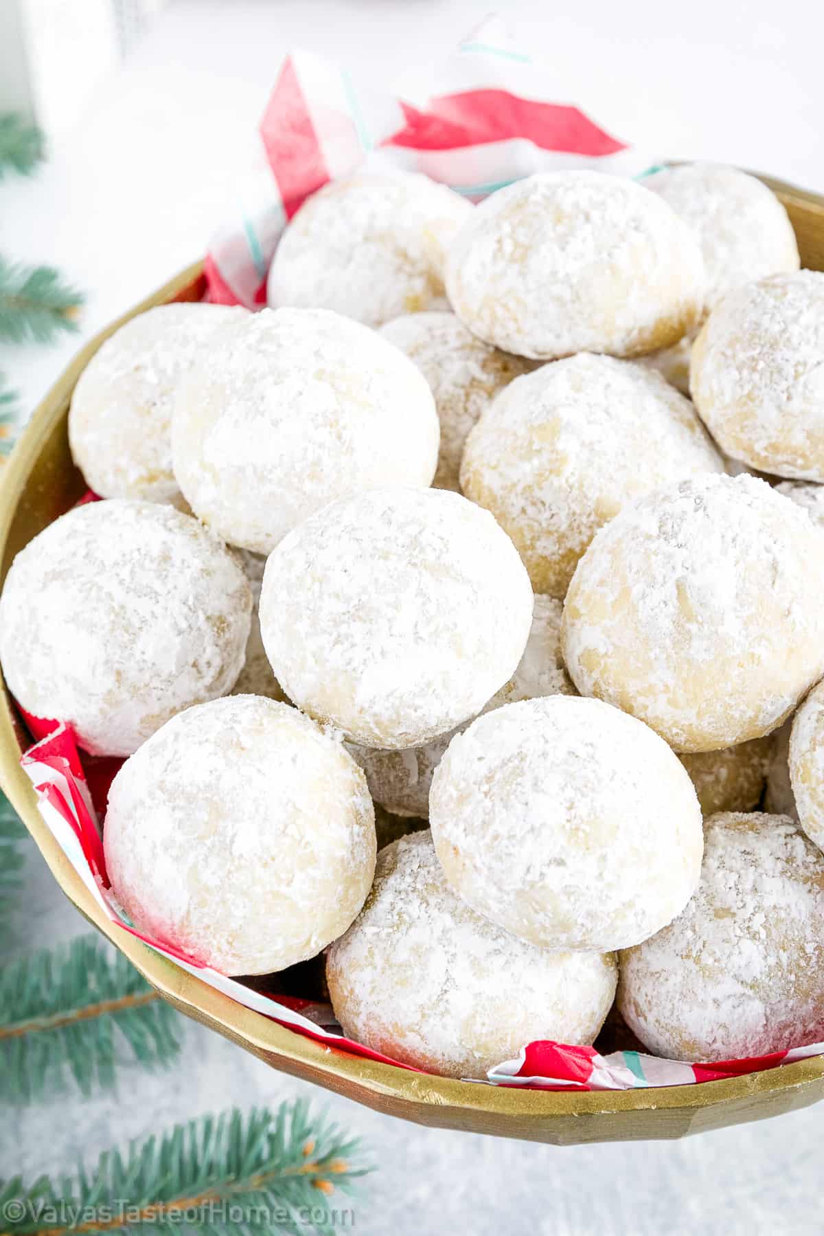 Cookie balls are one of the easiest and most delicious dessert snacks out there! They're simple, delicious, and perfect for any occasion. 