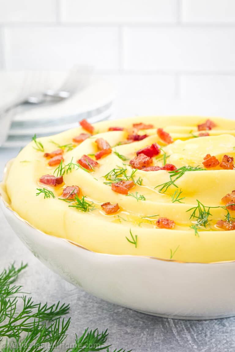 This Garlic Mashed Potatoes recipe will give you incredibly smooth and delicious mashed potatoes with the flavor of garlic that takes them to the next level.