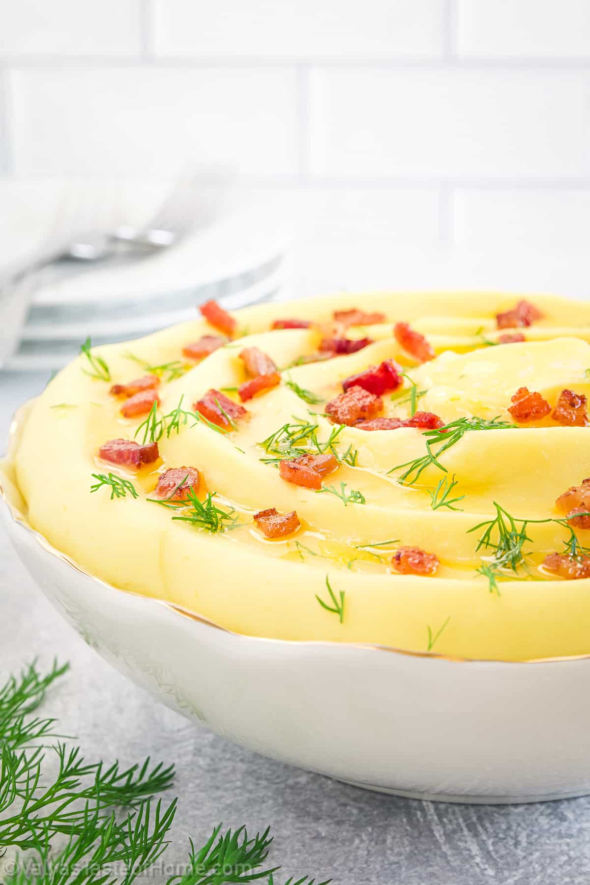 This Garlic Mashed Potatoes recipe will give you incredibly smooth and delicious mashed potatoes with the flavor of garlic that takes them to the next level.