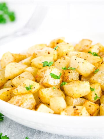 These air fryer breakfast potatoes are a foolproof way to give you home fries that are crispy on the outside, soft on the inside, and full of savory flavors.