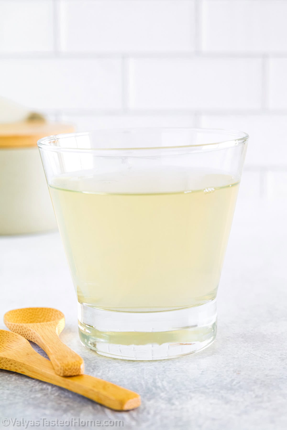 Glass of apple cider vinegar drink with natural ingredients for weight loss and blood sugar control.